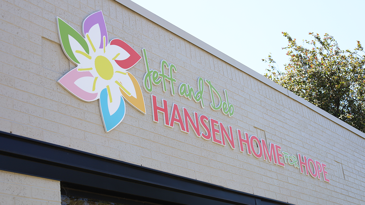 photo of jeff and deb hansen home for hope building sign